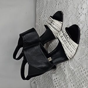 Karl Lagerfeld Paris leather stretch ankle strap open toe black white heels sz 8